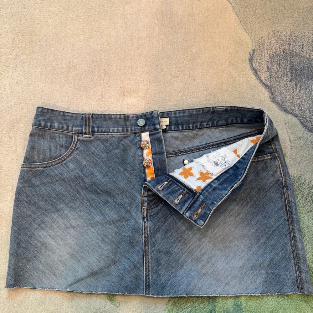 Royal Robbins Denim Mini Skirt Blue Crosshatch Raw Hem Size 10 Button Fly Floral